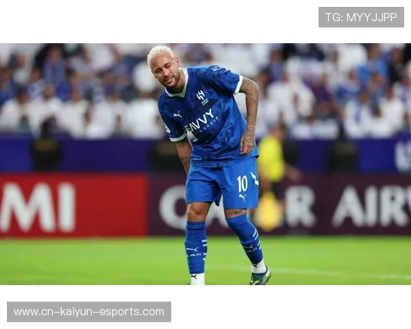 《足球场主队球星风采尽显球场中央 力量与荣耀的完美呈现》