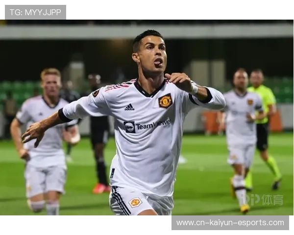 足球明星温馨时刻抱起小球迷成为场边焦点引发粉丝热议